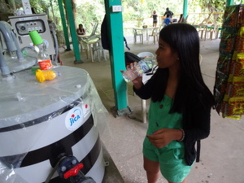 水を飲む女の子